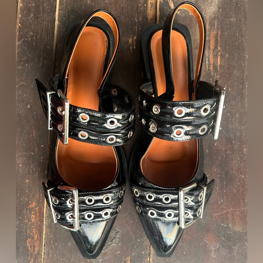 Patent leather (vegan) pointed toe buckle strap flats